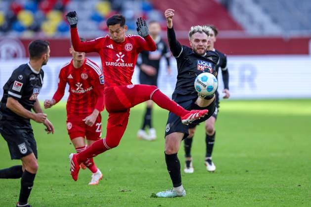 01.02.2025, Fußball, Fortuna Düsseldorf - SSV Ulm 1846, 2.. Fußball Bundesliga, 20. Spieltag, Merkur Spiel-Arena, Saison 2024 2025: Shinta Appelkamp (Fortuna Düsseldorf 23) im Zweikampf gegen Philipp Strompf (SSV Ulm 32) DFB regulations prohibit any use of photographs as image sequences and or quasi-video. Nordrhein-Westfalen Deutschland