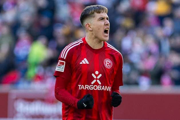 2. Fussball-Bundesliga: Fortuna Düsseldorf - SSV Ulm 1846 Fussball, 01.02.2024 Isak Bergmann Johannesson (Fortuna Düsseldorf, 8) bejubelt den Sieg nach Schlusspfiff. 2. Fussball-Bundesliga, Fortuna Düsseldorf - SSV Ulm 1846 Fussball, 20. Spieltag, am 01.02.2024, Merkur Spiel-Arena, Düsseldorf DFL regulations prohibit any use of photographs as image sequences and or quasi-video