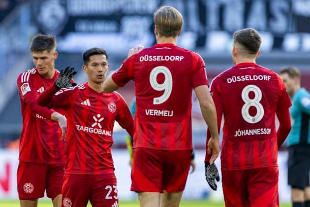 2. Fussball-Bundesliga: Fortuna Düsseldorf - SSV Ulm 1846 Fussball, 01.02.2024 Matthias Zimmermann (Fortuna Düsseldorf, 25) bejubelt mit Vincent Vermeij (Fortuna Düsseldorf, 9) und Isak Bergmann Johannesson (Fortuna Düsseldorf, 8) den Schlusspfiff. 2. Fussball-Bundesliga, Fortuna Düsseldorf - SSV Ulm 1846 Fussball, 20. Spieltag, am 01.02.2024, Merkur Spiel-Arena, Düsseldorf DFL regulations prohibit any use of photographs as image sequences and or quasi-video