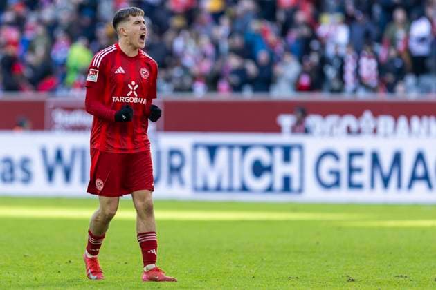 2. Fussball-Bundesliga: Fortuna Düsseldorf - SSV Ulm 1846 Fussball, 01.02.2024 Isak Bergmann Johannesson (Fortuna Düsseldorf, 8) bejubelt den Sieg nach Schlusspfiff. 2. Fussball-Bundesliga, Fortuna Düsseldorf - SSV Ulm 1846 Fussball, 20. Spieltag, am 01.02.2024, Merkur Spiel-Arena, Düsseldorf DFL regulations prohibit any use of photographs as image sequences and or quasi-video