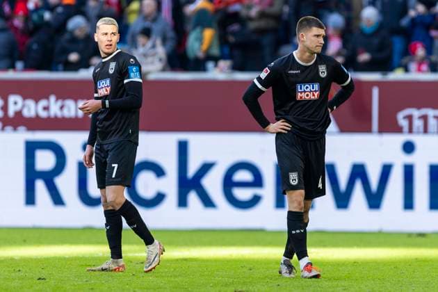 2. Fussball-Bundesliga: Fortuna Düsseldorf - SSV Ulm 1846 Fussball, 01.02.2024 Tom Gaal (SSV Ulm 1846 Fussball, 4) und Bastian Allgeier (SSV Ulm 1846 Fussball, 7) enttäuscht nach Schlusspfiff. 2. Fussball-Bundesliga, Fortuna Düsseldorf - SSV Ulm 1846 Fussball, 20. Spieltag, am 01.02.2024, Merkur Spiel-Arena, Düsseldorf DFL regulations prohibit any use of photographs as image sequences and or quasi-video