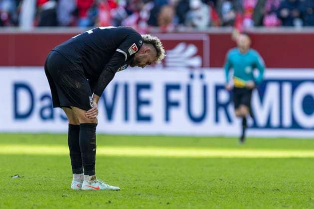 2. Fussball-Bundesliga: Fortuna Düsseldorf - SSV Ulm 1846 Fussball, 01.02.2024 Philipp Strompf (SSV Ulm 1846 Fussball, 32) nach Schlusspfiff. 2. Fussball-Bundesliga, Fortuna Düsseldorf - SSV Ulm 1846 Fussball, 20. Spieltag, am 01.02.2024, Merkur Spiel-Arena, Düsseldorf DFL regulations prohibit any use of photographs as image sequences and or quasi-video