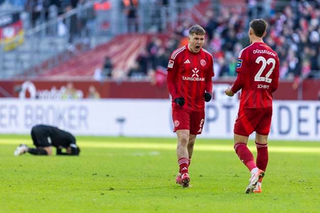 2. Fussball-Bundesliga: Fortuna Düsseldorf - SSV Ulm 1846 Fussball, 01.02.2024 Isak Bergmann Johannesson (Fortuna Düsseldorf, 8) und Danny Schmidt (Fortuna Düsseldorf, 22) jubeln nach Schlusspfiff. 2. Fussball-Bundesliga, Fortuna Düsseldorf - SSV Ulm 1846 Fussball, 20. Spieltag, am 01.02.2024, Merkur Spiel-Arena, Düsseldorf DFL regulations prohibit any use of photographs as image sequences and or quasi-video