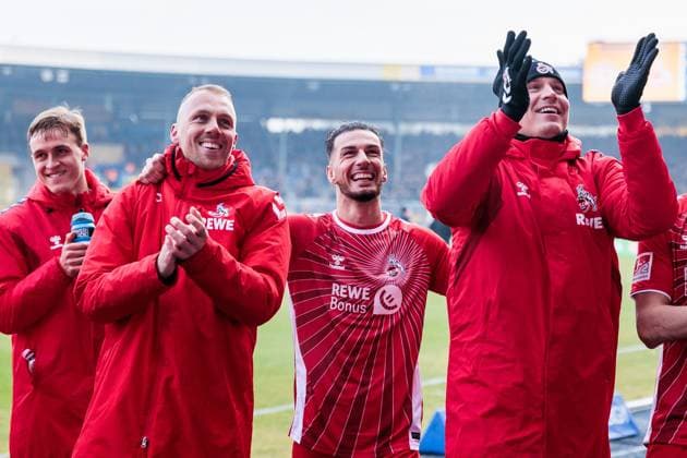 2. Fußball Bundesliga: Eintracht Braunschweig - 1. FC Köln; 01.02.2025 Marvin Schwäbe (1. FC Köln, 1), Leart Paqarada (1. FC Köln, 17), Matthias Köbbing (1. FC Köln, 44) applaudieren lachend Richtung Kurve 2. Fußball Bundesliga, Eintracht Braunschweig - 1. FC Köln, Braunschweig, EINTRACHT-Stadion am 01.02.2025 DFL REGULATIONS PROHIBIT ANY USE OF PHOTOGRAPHS AS IMAGE SEQUENCES AND OR QUASI-VIDEO.
