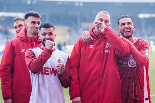 2. Fußball Bundesliga: Eintracht Braunschweig - 1. FC Köln; 01.02.2025 Jusuf Gazibegovic (1. FC Köln, 25), Marvin Schwäbe (1. FC Köln, 1), Leart Paqarada (1. FC Köln, 17) lachend vor der Kurve 2. Fußball Bundesliga, Eintracht Braunschweig - 1. FC Köln, Braunschweig, EINTRACHT-Stadion am 01.02.2025 DFL REGULATIONS PROHIBIT ANY USE OF PHOTOGRAPHS AS IMAGE SEQUENCES AND OR QUASI-VIDEO.