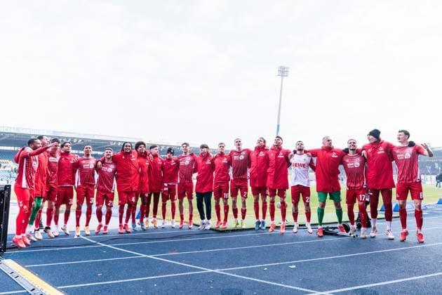 2. Fußball Bundesliga: Eintracht Braunschweig - 1. FC Köln; 01.02.2025 Die Spieler des 1. FC Köln feiern den Sieg vor der Kurve mit den mitgereisten Fans 2. Fußball Bundesliga, Eintracht Braunschweig - 1. FC Köln, Braunschweig, EINTRACHT-Stadion am 01.02.2025 DFL REGULATIONS PROHIBIT ANY USE OF PHOTOGRAPHS AS IMAGE SEQUENCES AND OR QUASI-VIDEO.