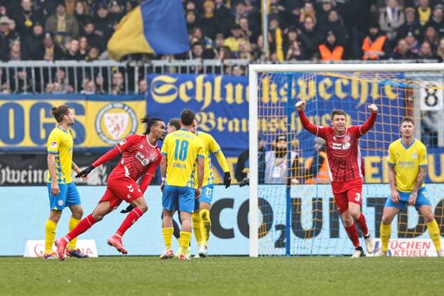 Torjubel - Torschütze Damion Downs (1. FC Köln,42) trifft zum 1-2 - 2. Fußball Bundesliga Saison 2024-2025 Eintracht Braunschweig vs. 1. FC Köln im Eintracht Stadion in Braunschweig - Aktion,Fußball,Mann,Männer,Deutschland,01.02.2025