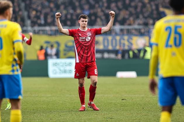Eric Martel (1. FC Köln,6) freut sich über den Sieg - 2. Fußball Bundesliga Saison 2024-2025 Eintracht Braunschweig vs. 1. FC Köln im Eintracht Stadion in Braunschweig - Aktion,Fußball,Mann,Männer,Deutschland,01.02.2025