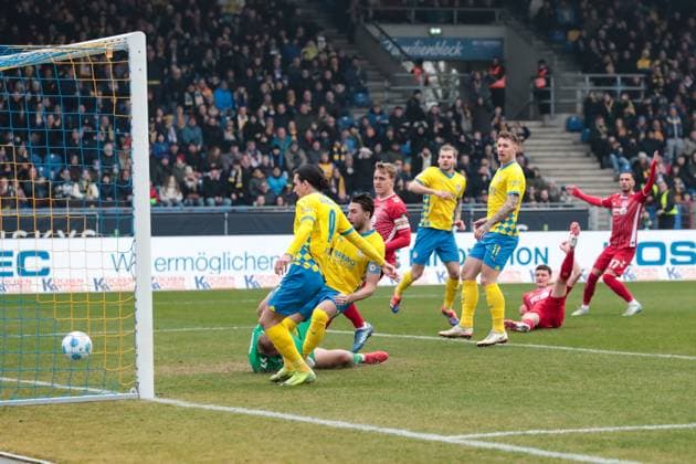 Torschütze Ermin Bicakcic (Eintracht Braunschweig,6) trifft zum 1-0 - 2. Fußball Bundesliga Saison 2024-2025 Eintracht Braunschweig vs. 1. FC Köln im Eintracht Stadion in Braunschweig - Aktion,Fußball,Mann,Männer,Deutschland,01.02.2025
