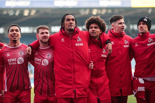 Damion Downs (M.,1. FC Köln,42) feiert mit der Mannschaft vor dem Fanblock nach dem Spiel - 2. Fußball Bundesliga Saison 2024-2025 Eintracht Braunschweig vs. 1. FC Köln im Eintracht Stadion in Braunschweig - Aktion,Fußball,Mann,Männer,Deutschland,01.02.2025