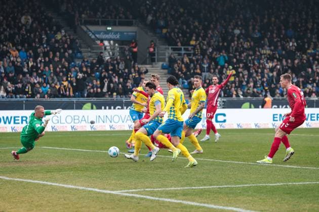 Torschütze Ermin Bicakcic (Eintracht Braunschweig,6) trifft zum 1-0 - 2. Fußball Bundesliga Saison 2024-2025 Eintracht Braunschweig vs. 1. FC Köln im Eintracht Stadion in Braunschweig - Aktion,Fußball,Mann,Männer,Deutschland,01.02.2025