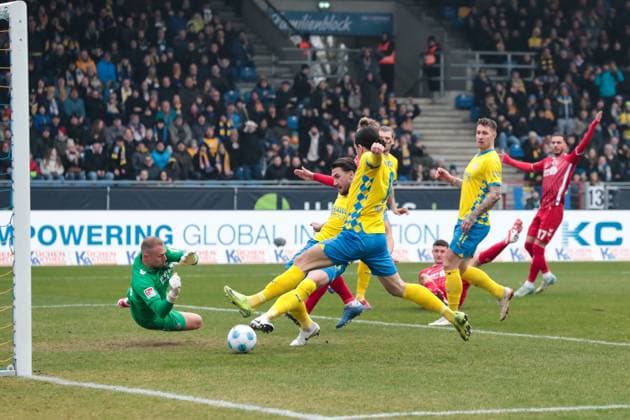 Torschütze Ermin Bicakcic (Eintracht Braunschweig,6) trifft zum 1-0 - 2. Fußball Bundesliga Saison 2024-2025 Eintracht Braunschweig vs. 1. FC Köln im Eintracht Stadion in Braunschweig - Aktion,Fußball,Mann,Männer,Deutschland,01.02.2025