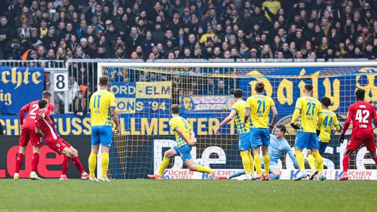 Torschütze Eric Martel (1. FC Köln,6) trifft zum 1-1 gegen Robert Ivanov (Eintracht Braunschweig,5) - 2. Fußball Bundesliga Saison 2024-2025 Eintracht Braunschweig vs. 1. FC Köln im Eintracht Stadion in Braunschweig - Aktion,Fußball,Mann,Männer,Deutschland,01.02.2025