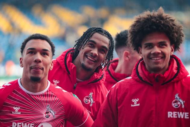 Damion Downs (M.,1. FC Köln,42) feiert vor dem Fanblock nach dem Spiel - 2. Fußball Bundesliga Saison 2024-2025 Eintracht Braunschweig vs. 1. FC Köln im Eintracht Stadion in Braunschweig - Aktion,Fußball,Mann,Männer,Deutschland,01.02.2025