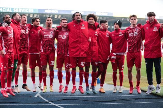 Damion Downs (M.,1. FC Köln,42) feiert mit der Mannschaft vor dem Fanblock nach dem Spiel - 2. Fußball Bundesliga Saison 2024-2025 Eintracht Braunschweig vs. 1. FC Köln im Eintracht Stadion in Braunschweig - Aktion,Fußball,Mann,Männer,Deutschland,01.02.2025