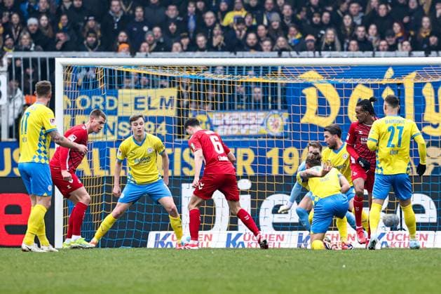 Torschütze Eric Martel (1. FC Köln,6) trifft zum 1-1 - 2. Fußball Bundesliga Saison 2024-2025 Eintracht Braunschweig vs. 1. FC Köln im Eintracht Stadion in Braunschweig - Aktion,Fußball,Mann,Männer,Deutschland,01.02.2025