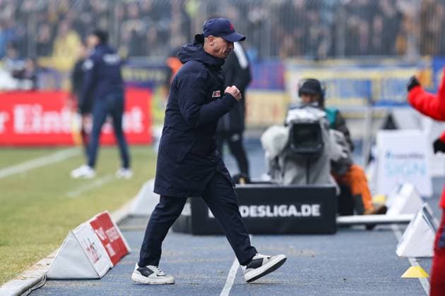 Torjubel Trainer Gerhard Struber (1. FC Köln) - Torschütze Damion Downs (1. FC Köln,42) trifft zum 1-2 - 2. Fußball Bundesliga Saison 2024-2025 Eintracht Braunschweig vs. 1. FC Köln im Eintracht Stadion in Braunschweig - Fußball,Mann,Männer,Deutschland,01.02.2025