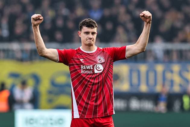Eric Martel (1. FC Köln,6) freut sich über den Sieg - 2. Fußball Bundesliga Saison 2024-2025 Eintracht Braunschweig vs. 1. FC Köln im Eintracht Stadion in Braunschweig - Einzelbild,Aktion,Fußball,Mann,Männer,Deutschland,01.02.2025