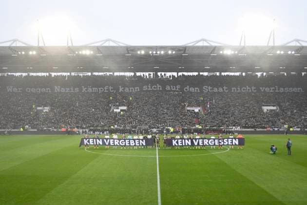 GER; 1 FBL, FC St. Pauli vs FC Augsburg 01.02.2025, Millerntorstadion, Hamburg, GER; 1. FBL, FC St. Pauli vs FC Augsburg im Bild Feature das ganze Stadion gedenkt vor Spielbeginn der Befreiung von Ausschwitz vor 80 Jahren und zeigt Banner