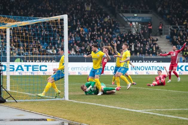 Torschütze Ermin Bicakcic (Eintracht Braunschweig,6) trifft zum 1-0 - 2. Fußball Bundesliga Saison 2024-2025 Eintracht Braunschweig vs. 1. FC Köln im Eintracht Stadion in Braunschweig - Aktion,Fußball,Mann,Männer,Deutschland,01.02.2025