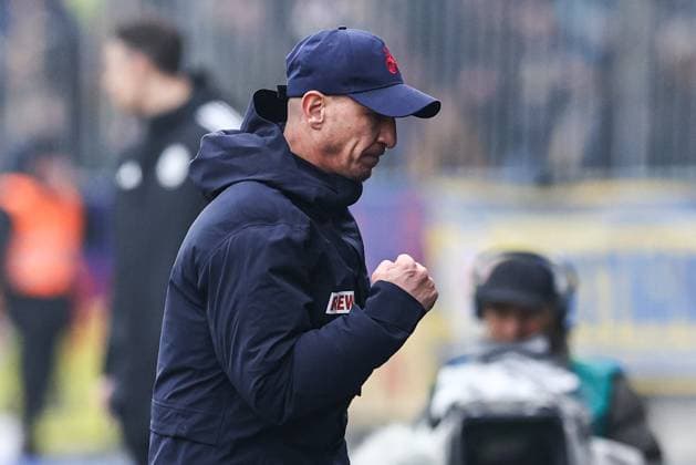 Torjubel Trainer Gerhard Struber (1. FC Köln) - Torschütze Damion Downs (1. FC Köln,42) trifft zum 1-2 - 2. Fußball Bundesliga Saison 2024-2025 Eintracht Braunschweig vs. 1. FC Köln im Eintracht Stadion in Braunschweig - Fußball,Mann,Männer,Deutschland,01.02.2025