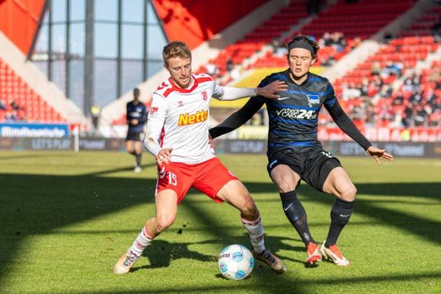 01.02.2025, Fussball, GER, Saison, 2.Liga, Saision 2024 2025, 20. Spieltag, SSV Jahn Regensburg - Hertha BSC Berlin Sebastian Ernst (SSV Jahn Regensburg) am Ball vor Fabian Reese DFL REGULATIONS PROHIBIT ANY USE OF PHOTOGRAPHS AS IMAGE SEQUENCES AND OR QUASI-VIDEO.