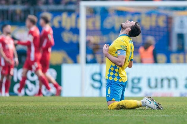 2. Fußball Bundesliga: Eintracht Braunschweig - 1. FC Köln; 01.02.2025 Ermin Bicakcic (Eintracht Braunschweig, 6) frustriert auf dem Boden 2. Fußball Bundesliga, Eintracht Braunschweig - 1. FC Köln, Braunschweig, EINTRACHT-Stadion am 01.02.2025 DFL REGULATIONS PROHIBIT ANY USE OF PHOTOGRAPHS AS IMAGE SEQUENCES AND OR QUASI-VIDEO.