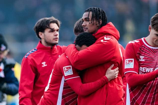 2. Fußball Bundesliga: Eintracht Braunschweig - 1. FC Köln; 01.02.2025 Oliver Schmitt (1. FC Köln, 39) und Damion Downs (1. FC Köln, 42) umarmen sich nach Abpfiff 2. Fußball Bundesliga, Eintracht Braunschweig - 1. FC Köln, Braunschweig, EINTRACHT-Stadion am 01.02.2025 DFL REGULATIONS PROHIBIT ANY USE OF PHOTOGRAPHS AS IMAGE SEQUENCES AND OR QUASI-VIDEO.