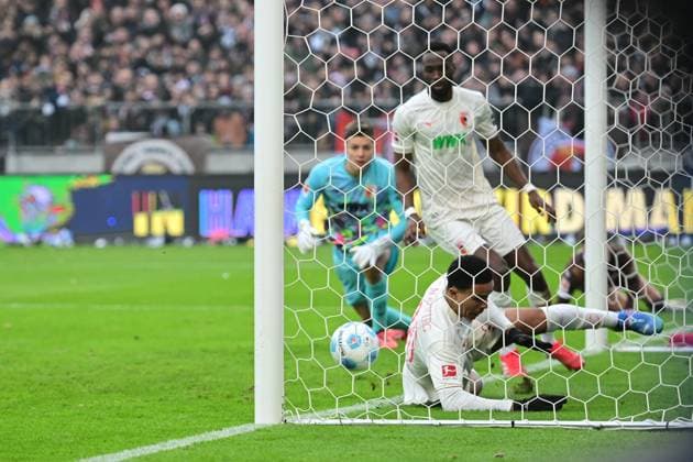 Sport Themen der Woche KW05 Sport Bilder des Tages Fußball I Herren I Saison 2024-2025 I Bundesliga I 20. Spieltag I FC St. Pauli - FC Augsburg I 1.2.2024 Noahkai Banks (40, FC Augsburg) murmelt den Ball ins eigene Netz - der Treffer wird aber Philipp Treu (23, FC St. Pauli) zugesprochen Hamburg Millerntor Stadion Hamburg Deutschland *** Soccer I Men I Season 2024 2025 I Bundesliga I 20 Matchday I FC St Pauli FC Augsburg I 1 2 2024 Noahkai Banks 40, FC Augsburg mumbles the ball into his own net but the goal is awarded to Philipp Treu 23, FC St Pauli Hamburg Millerntor Stadion Hamburg Germany Copyright: xLobeca AndreasxHannigx