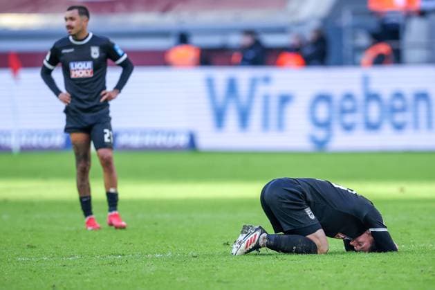 01.02.2025, Fußball, Fortuna Düsseldorf - SSV Ulm 1846, 2.. Fußball Bundesliga, 20. Spieltag, Merkur Spiel-Arena, Saison 2024 2025: Enttäuschung nach der 2:3 Niederlage. Max Brandt (SSV Ulm 23) kniet enttäuscht auf dem Spielfeld DFB regulations prohibit any use of photographs as image sequences and or quasi-video. Nordrhein-Westfalen Deutschland
