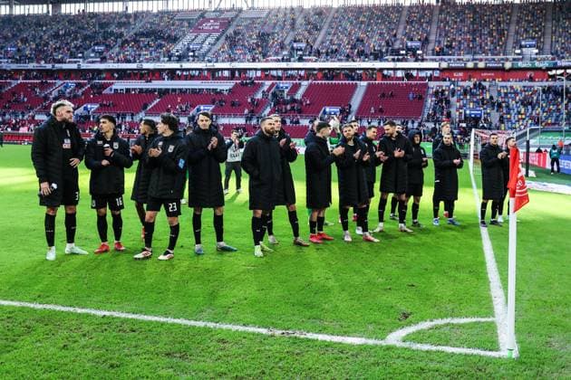 Fussball, 2.Bundesliga Saison 2024 2025 20.Spieltag Fortuna Düsseldorf - SSV Ulm 1846 01.02.2025, MERKUR SPIEL-ARENA Die Spieler von SSV Ulm 1846 nach dem Spiel bei den Fans Düsseldorf MERKUR SPIEL-ARENA Nordrhein-Westfahlen Deutschland