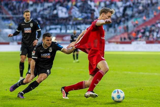 2. Fussball-Bundesliga: Fortuna Düsseldorf - SSV Ulm 1846 Fussball, 01.02.2024 Romario Rösch (SSV Ulm 1846 Fussball, 43) im Zweikampf mit Vincent Vermeij (Fortuna Düsseldorf, 9). 2. Fussball-Bundesliga, Fortuna Düsseldorf - SSV Ulm 1846 Fussball, 20. Spieltag, am 01.02.2024, Merkur Spiel-Arena, Düsseldorf DFL regulations prohibit any use of photographs as image sequences and or quasi-video