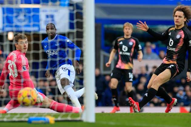 Bilder des Jahres 2025, Sport 02 Februar Sport Themen der Woche KW05 Sport Bilder des Tages Everton v Leicester City Premier League 01 02 2025. Abdoulaye Doucoure (16) of Everton scores to make it 1-0 during the Premier League match between Everton and Leicester City at Goodison Park, Liverpool, England on 1 February 2025. Liverpool Goodison Park Merseyside England Editorial use only DataCo restrictions apply See www.football-dataco.com , Copyright: xConorxMolloyx PSI-21383-0030