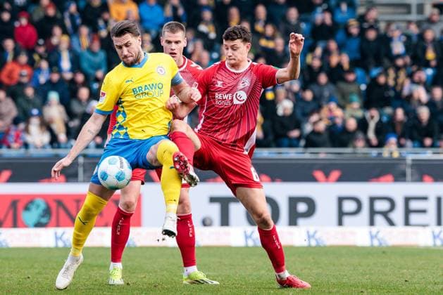 2. Fußball Bundesliga: Eintracht Braunschweig - 1. FC Köln; 01.02.2025 Zweikampf Ermin Bicakcic (Eintracht Braunschweig, 6), Eric Martel (1. FC Köln, 6) 2. Fußball Bundesliga, Eintracht Braunschweig - 1. FC Köln, Braunschweig, EINTRACHT-Stadion am 01.02.2025 DFL REGULATIONS PROHIBIT ANY USE OF PHOTOGRAPHS AS IMAGE SEQUENCES AND OR QUASI-VIDEO.