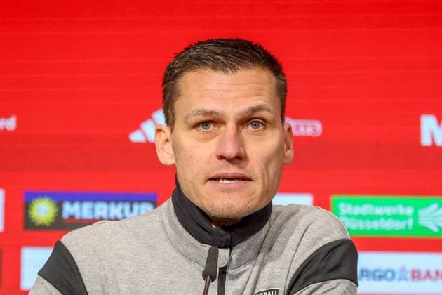 01.02.2025, xfanx, Fussball 2.Bundesliga, Fortuna Duesseldorf - SSV Ulm 1846 v.l. Cheftrainer Thomas Wörle Woerle (SSV Ulm 1846) bei der Pressekonferenz in Düsseldorf (DFL DFB REGULATIONS PROHIBIT ANY USE OF PHOTOGRAPHS as IMAGE SEQUENCES and or QUASI-VIDEO) Duesseldorf