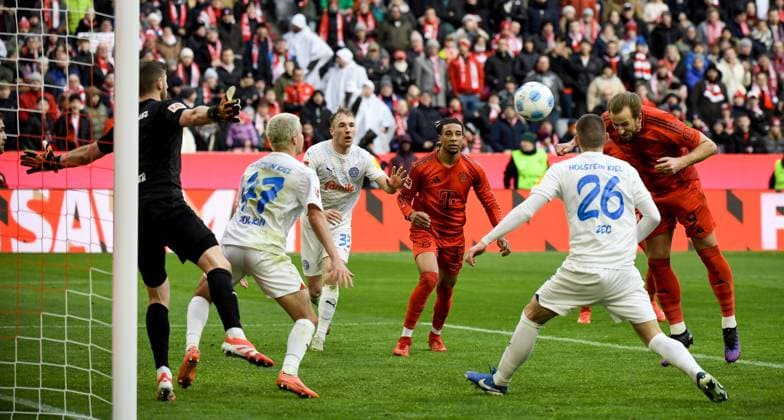 Bilder des Jahres 2025, Sport 02 Februar Sport Themen der Woche KW05 Sport Bilder des Tages 01.02.2025, xemx, Fussball 1.Bundesliga, FC Bayern Muenchen - Holstein Kiel v.l. Harry Kane (FC Bayern Muenchen) Goal scored, erziehlt das Tor zum 2:0 (DFL DFB REGULATIONS PROHIBIT ANY USE OF PHOTOGRAPHS as IMAGE SEQUENCES and or QUASI-VIDEO) Muenchen *** 01 02 2025, xemx, Fussball 1 Bundesliga, FC Bayern Muenchen Holstein Kiel v l Harry Kane FC Bayern Muenchen Goal scored, erziehlt das Tor zum 2 0 DFL DFB REGULATIONS PROHIBIT ANY USE OF PHOTOGRAPHS as IMAGE SEQUENCES and or QUASI VIDEO Muenchen