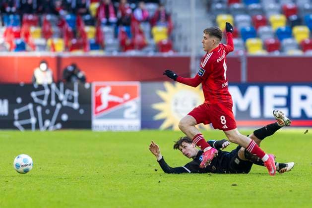 2. Fussball-Bundesliga: Fortuna Düsseldorf - SSV Ulm 1846 Fussball, 01.02.2024 Isak Bergmann Johannesson (Fortuna Düsseldorf, 8) im Zweikampf mit Max Brandt (SSV Ulm 1846 Fussball, 23). 2. Fussball-Bundesliga, Fortuna Düsseldorf - SSV Ulm 1846 Fussball, 20. Spieltag, am 01.02.2024, Merkur Spiel-Arena, Düsseldorf DFL regulations prohibit any use of photographs as image sequences and or quasi-video