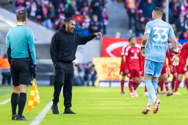 2. Fussball-Bundesliga: Fortuna Düsseldorf - SSV Ulm 1846 Fussball, 01.02.2024 Daniel Thioune (Fortuna Düsseldorf, Cheftrainer) gibt Florian Kastenmeier (Fortuna Düsseldorf, 33) Anweisungen. 2. Fussball-Bundesliga, Fortuna Düsseldorf - SSV Ulm 1846 Fussball, 20. Spieltag, am 01.02.2024, Merkur Spiel-Arena, Düsseldorf DFL regulations prohibit any use of photographs as image sequences and or quasi-video