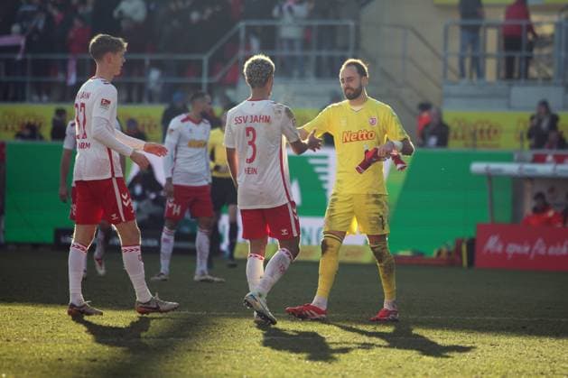 Felix Gebhardt (SSV Jahn Regensburg, 1), Bryan Hein (SSV Jahn Regensburg, 3), Leopold Wurm (SSV Jahn Regensburg, 37), GER, SSV Jahn Regensburg vs. Hertha BSC, Fussball, 2. Bundesliga, 20. Spieltag, Spielzeit 2025, 01.02.2025 (DFB DFL regulations prohibit any use of photographs as image sequences and or quasi-video) GER, SSV Jahn Regensburg vs. Hertha BSC, Fussball, 2. Bundesliga, 20. Spieltag, Spielzeit 2025, 01.02.2025 Regensburg