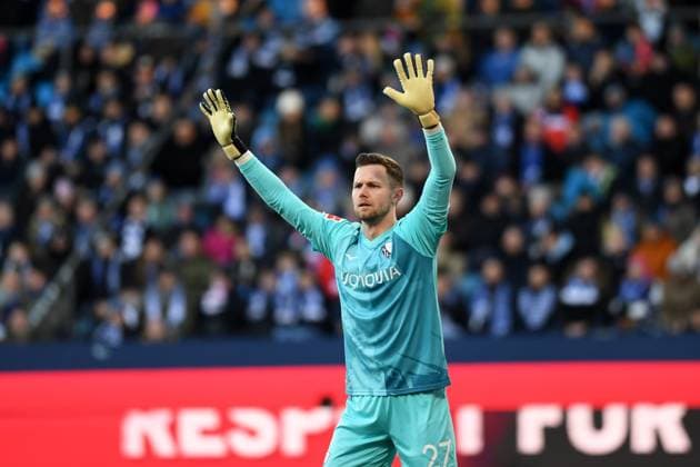 Torwart Patrick Drewes (VfL Bochum) gestikuliert, gestik waehrend des Spiels der 1. Bundesliga zwischen VfL Bochum 1848 und SC Freiburg, Vonovia Ruhrstadion am 01. February 2025 in Bochum, Deutschland. (Foto von Ralf Treese DeFodi Images) +++ Torwart Patrick Drewes (VfL Bochum) gestures during the Bundesliga match between VfL Bochum 1848 and SC Freiburg at Vonovia Ruhrstadion on February 1, 2025 in Bochum, Germany. (Photo by Ralf Treese DeFodi Images) DFL regulations prohibit any use of photographs as image sequences and or quasi-video. (Photo by Ralf Treese DeFodi Images) Defodi-521_BOCSCF20250201_023
