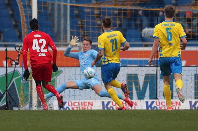 Braunschweig vs. Köln, 2. BL Braunschweig, 01.02.2025, FUßBALL - Eintracht Braunschweig vs. 1. FC Köln, 2. BL, Saison 2024 25. Damion Downs (1.FC Köln), Torwart Ron-Thorben Hoffmann (Eintracht Braunschweig) Braunschweig