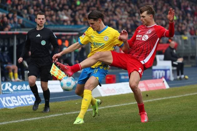 Braunschweig vs. Köln, 2. BL Braunschweig, 01.02.2025, FUßBALL - Eintracht Braunschweig vs. 1. FC Köln, 2. BL, Saison 2024 25. Levente Szabo (Eintracht Braunschweig), Steffen Tigges (1.FC Köln) Braunschweig