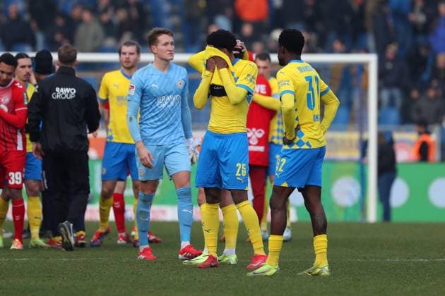 Braunschweig vs. Köln, 2. BL Braunschweig, 01.02.2025, FUßBALL - Eintracht Braunschweig vs. 1. FC Köln, 2. BL, Saison 2024 25. Spielende, Sanoussy Ba (Eintracht Braunschweig), Christian Conteh (Eintracht Braunschweig) Braunschweig