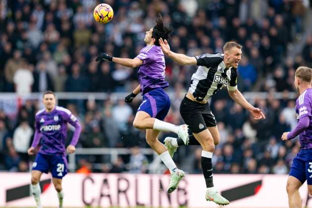 Sport Themen der Woche KW05 Sport Bilder des Tages St. James Park NEWCASTLE, ENGLAND - FEBRUARY 01: Dan Burn of Newcastle United (R) fights for heading the ball with Raul JimÃ nez of Fulham FC (L) during the Premier League 2024 25 Matchweek 24 match between Newcastle United FC and Fulham FC at St. James Park, on February 01, 2025 in Newcastle, England. (Richard Callis SPP)  Copyright: xRichardxCallis SPPx spp-en-RiCa-RC5_Newcastle_Fulham_01Feb2025_EN012