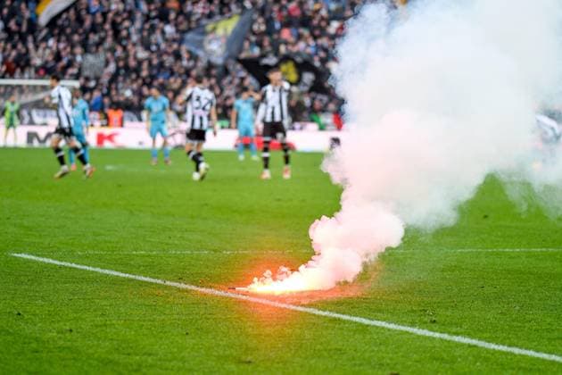 Sport Themen der Woche KW05 Sport Bilder des Tages February 1, 2025, Udine: Fireworks on the pitch thowed by Venezia supporters during the italian soccer Serie A match between Udinese Calcio vs Venezia FC at the Bluenergy stadium in Udine, Italy, 01 February 2025. ANSA Soccer: Serie A; Udinese vs Venezia  - ZUMAa110 20250201_zaf_a110_037 Copyright: xEttorexGriffonix