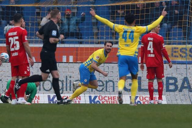 Braunschweig vs. Köln, 2. BL Braunschweig, 01.02.2025, FUßBALL - Eintracht Braunschweig vs. 1. FC Köln, 2. BL, Saison 2024 25. Ermin Bicakcic (Eintracht Braunschweig) jubelt nach seinem Tor zum 1:0 Braunschweig