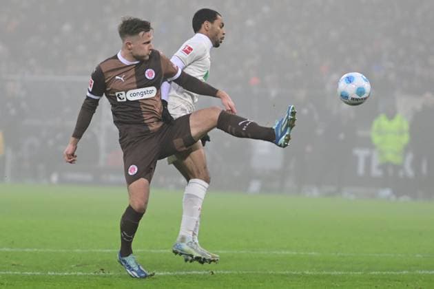 Fußball I Herren I Saison 2024-2025 I Bundesliga I 20. Spieltag I FC St. Pauli - FC Augsburg I 1.2.2024 Johannes Eggestein (11, FC St. Pauli) kommt vor Alexis Claude-Maurice (20, FC Augsburg) an den Ball Hamburg Millerntor Stadion Hamburg Deutschland Copyright: xLobeca AndreasxHannigx