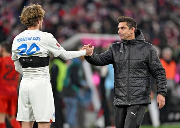 01.02.2025, Fussball 1. Bundesliga 2024 2025, 20. Spieltag, FC Bayern München - Holstein Kiel, in der Allianz-Arena München. Trainer Marcel Rapp (Holstein Kiel) spendet Trost, Fiete Arp (Holstein Kiel)