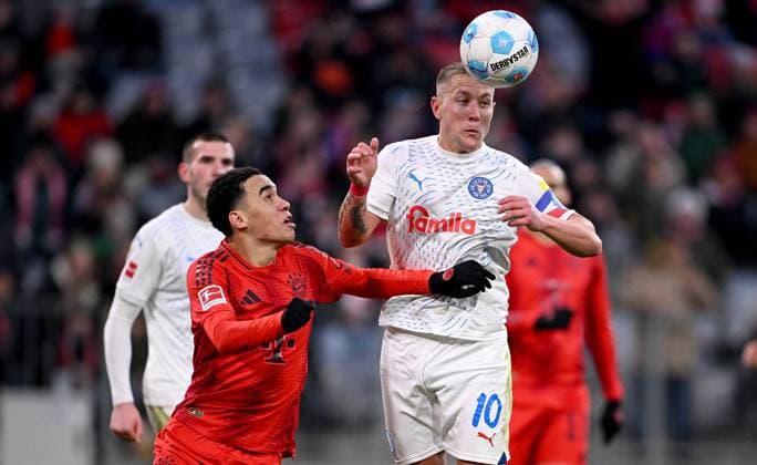Fussball 1. Bundesliga Saison 2024 2025 20. Spieltag FC Bayern Muenchen - Holstein Kiel 01.02.2025 Jamal Musiala (li, FC Bayern Muenchen) gegen Lewis Holtby (re, Holstein Kiel)