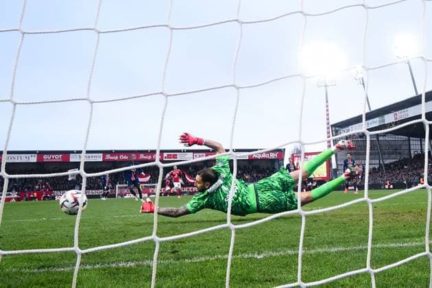 Sport Themen der Woche KW05 Sport Bilder des Tages FOOTBALL : Brest vs PSG - Ligue 1 - 01 02 2025 Gianluigi Donnarumma ( 1 - PSG ) during the Ligue 1 match between Stade Brestois 29 and Paris Saint Germain at Stade Francis Le Ble on February 01, 2025 in Brest, France. ( Photo by Dante Badano PsnewZ ) - BrestFrance  Copyright: xDantexBadanox